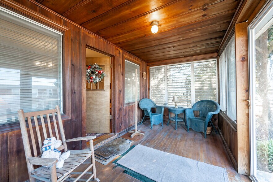 More Photos Of 211 N 5th Ave, Hopewell Office For Sale