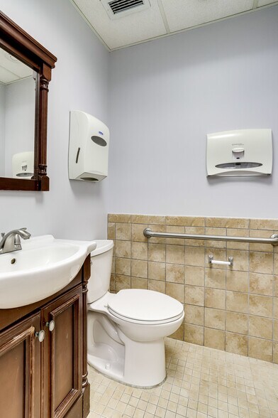 More Photos Of 611 S Carlin Springs Rd, Arlington Medical For Sale