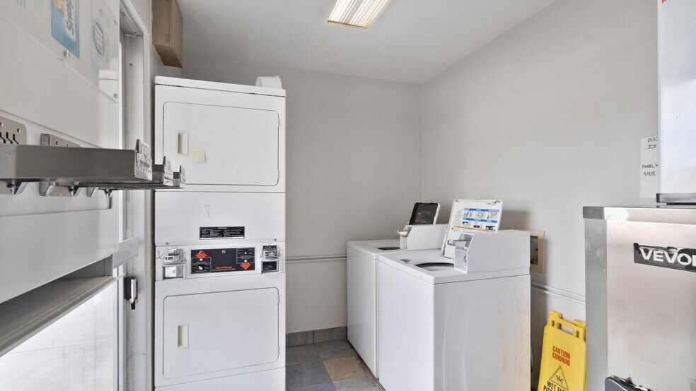 More Photos Of 1561 6th St, Wells Hotel For Sale