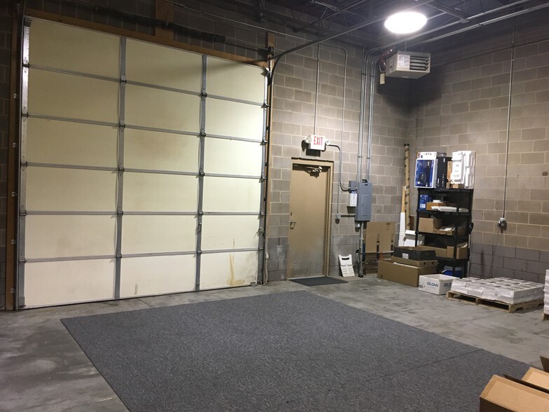 More Photos Of 6520-6542 S 118th St, Omaha Light Distribution For Lease