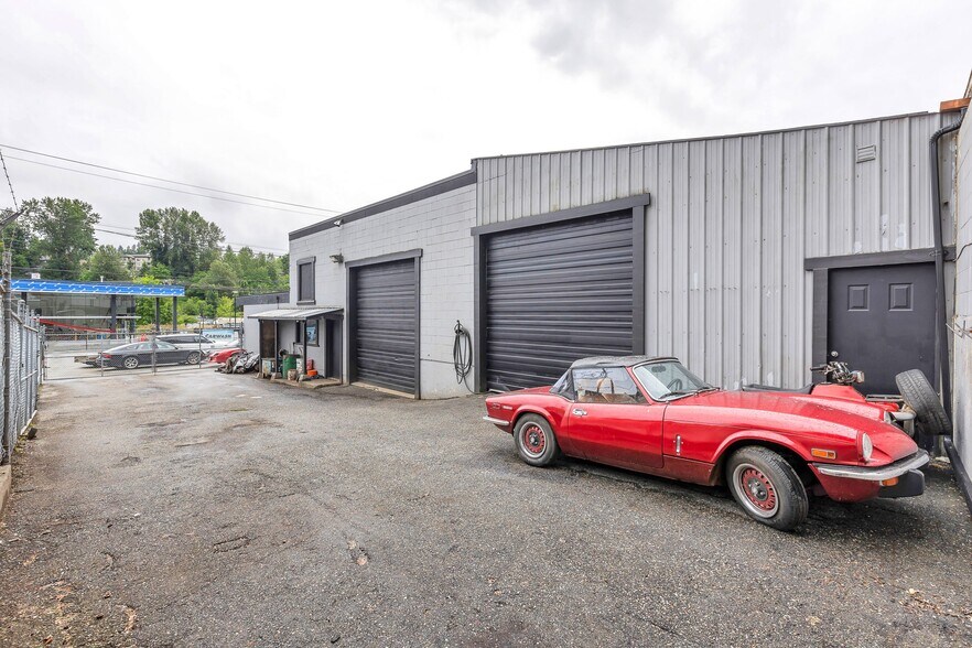 More Photos Of 2397 West Railway St, Abbotsford Auto Repair For Sale