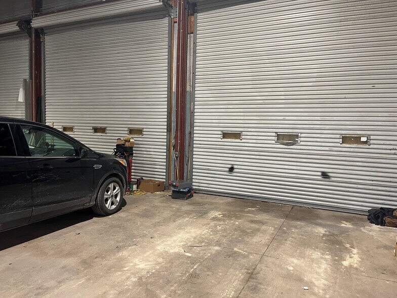 More Photos Of 409 NE 11th St, Austin Warehouse For Lease