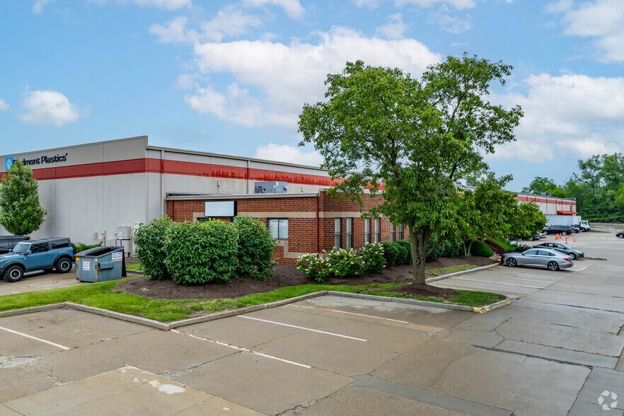Primary Photo Of 10880-10898 Kenwood Rd, Blue Ash Warehouse For Lease