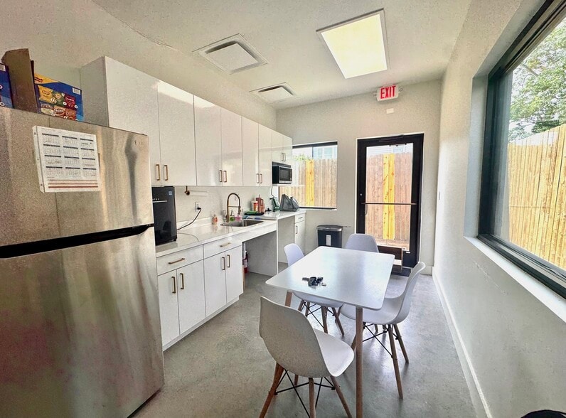 More Photos Of 6815 N Main St, Houston Storefront Retail Office For Sale