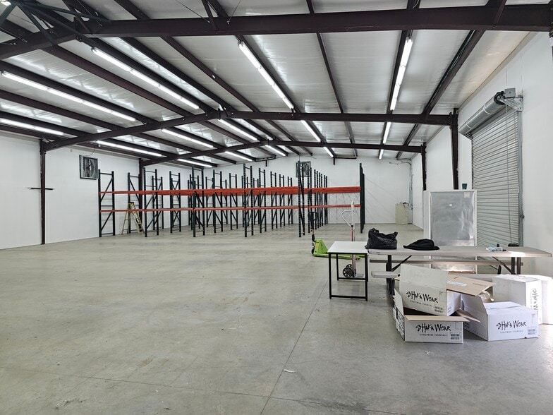 More Photos Of 11523 Harry Hines Blvd, Dallas Showroom For Lease