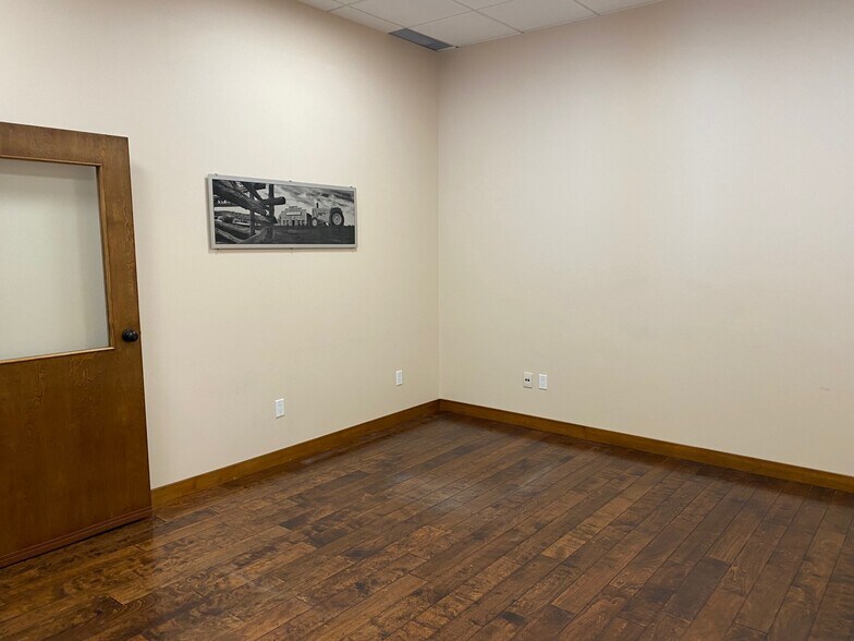 More Photos Of 2951 Ellwood Dr, Edmonton Storefront Retail Office For Lease
