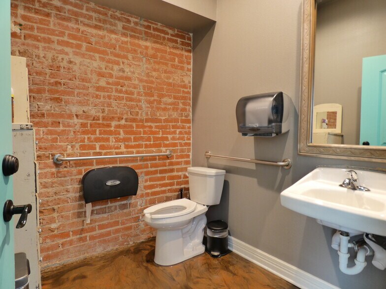 More Photos Of 1704 Avenue D, Rosenberg Specialty For Lease