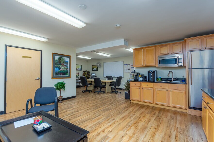 More Photos Of 7131-7133 Darby Ave, Reseda Office For Sale