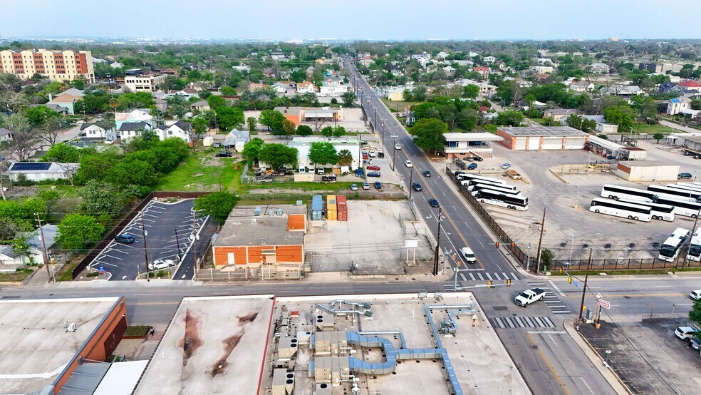 More Photos Of 1403 E Houston St, San Antonio Flex For Lease