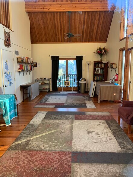 More Photos Of 16913 Germantown Rd, Germantown Religious Facility For Lease