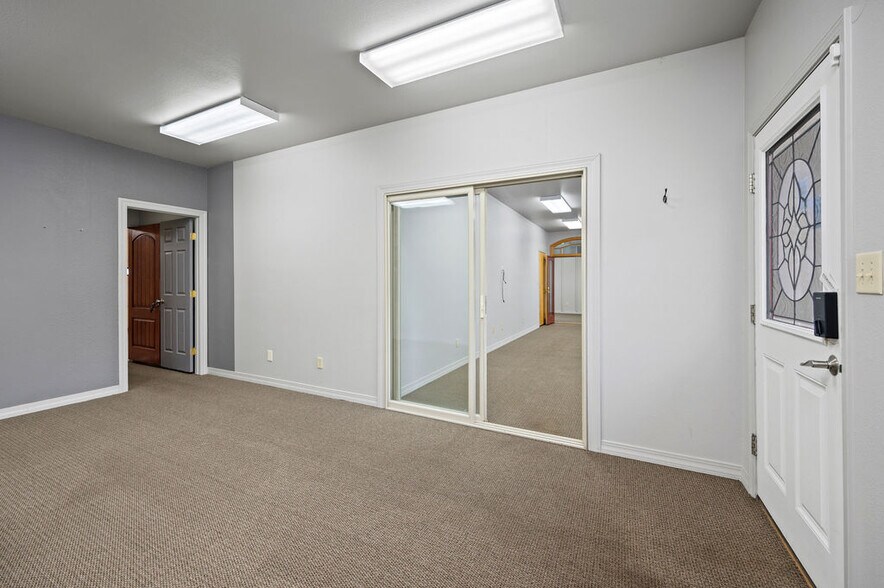 More Photos Of 560 S Commercial Dr, Grand Junction Light Distribution For Lease
