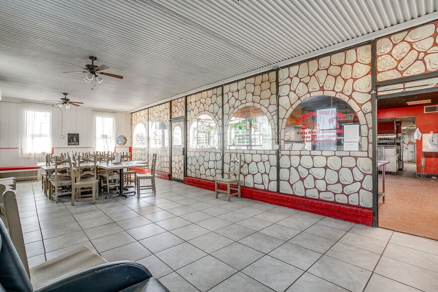 More Photos Of 8901 Jacksboro Hwy, Lakeside Restaurant For Lease
