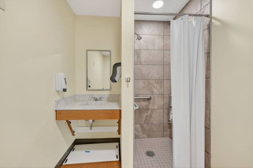 More Photos Of 106 Hospital Dr, Smithville Assisted Living For Sale