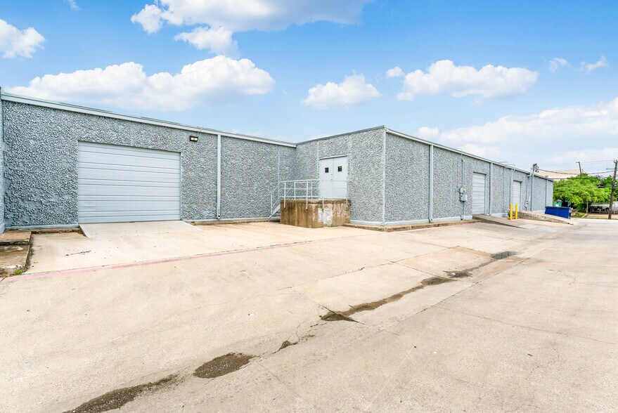More Photos Of 2474 Manana Dr, Dallas Warehouse For Lease