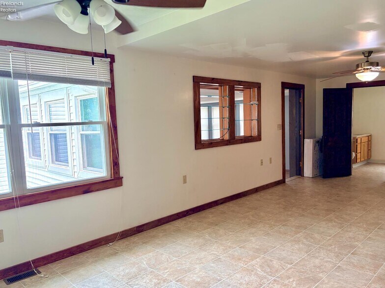 More Photos Of 418 Main st, Risingsun General Retail For Sale