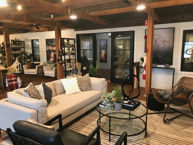 More Photos Of 310-340 Water St, Excelsior Freestanding For Lease