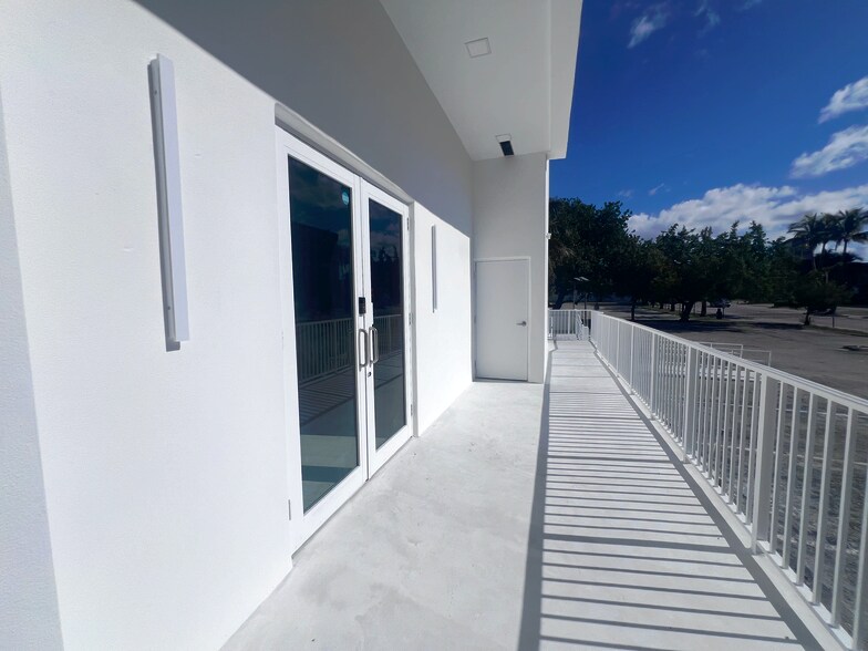 More Photos Of 201 N Ocean Dr, Hollywood Storefront Retail Office For Lease
