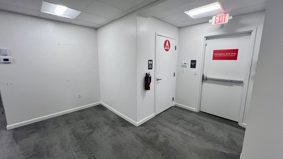 More Photos Of 2409 S Macdill Ave, Tampa Freestanding For Lease