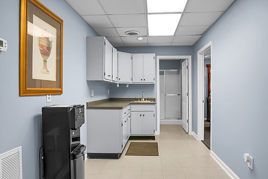 More Photos Of 1307 State Rd, Summerville Warehouse For Lease