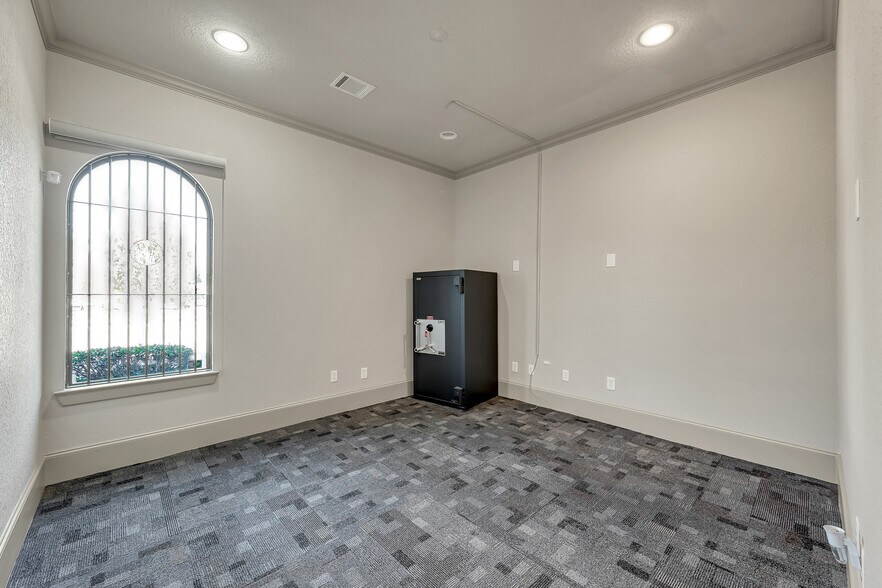 More Photos Of 250 Ed English Dr, Shenandoah Office For Sale