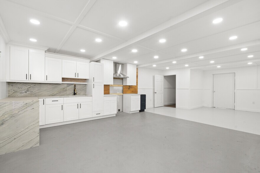 More Photos Of 320 Warfield Ave, Venice Warehouse For Sale