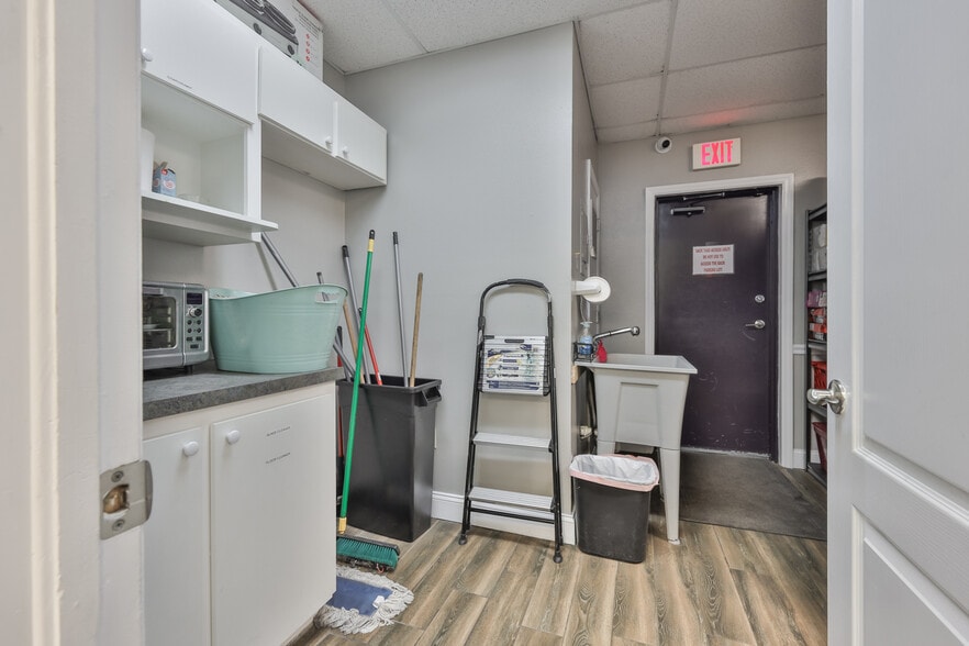 More Photos Of 307 S Parsons Ave, Brandon Storefront For Lease