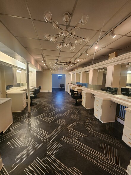 More Photos Of 10 S Crenshaw Ave, Richmond Freestanding For Lease