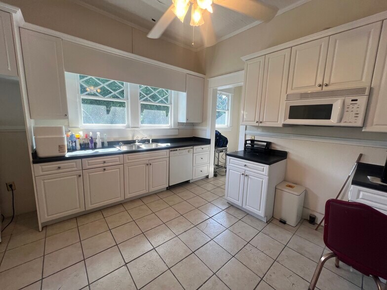 More Photos Of 512 Sunset Ave, Clinton Office For Sale