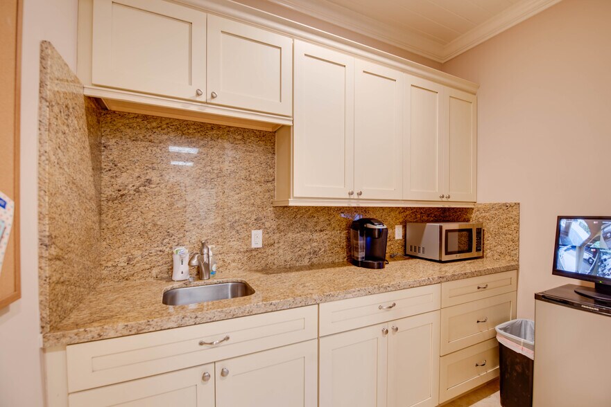 More Photos Of 87847 Overseas Hwy, Islamorada Medical For Sale