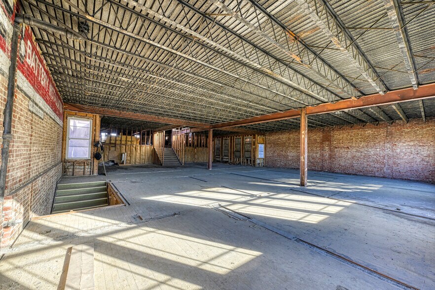 More Photos Of 237-245 Broad St, Kingsport Storefront For Lease