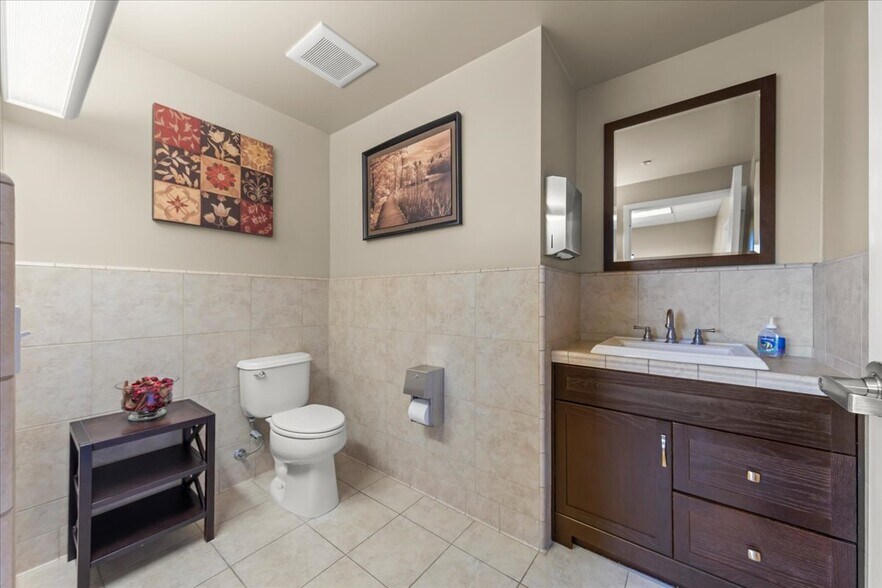 More Photos Of 125 Hangar Way, Watsonville Office For Sale
