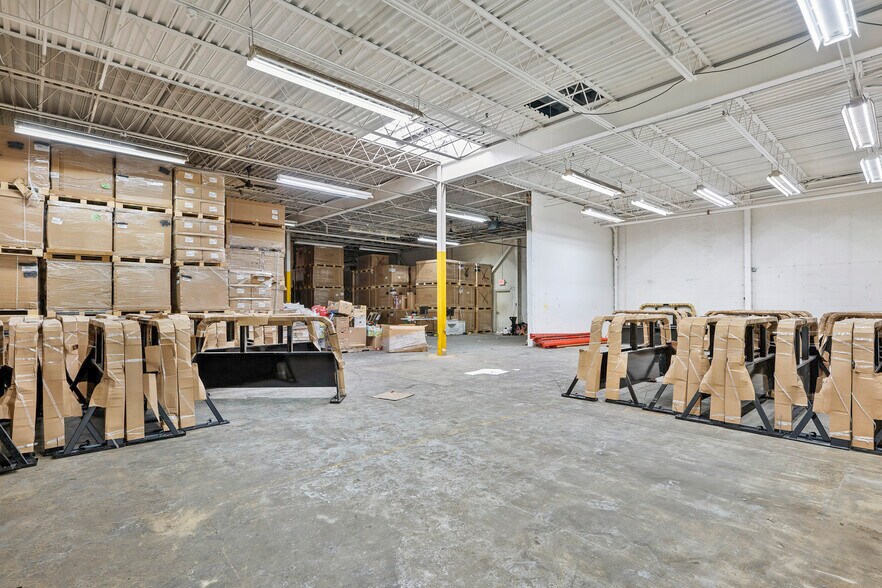 More Photos Of 2727 S Beech Daly Rd, Dearborn Heights Warehouse For Lease
