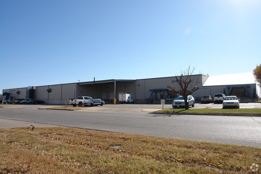 More Photos Of 3930 W 29th St S, Wichita Warehouse For Lease