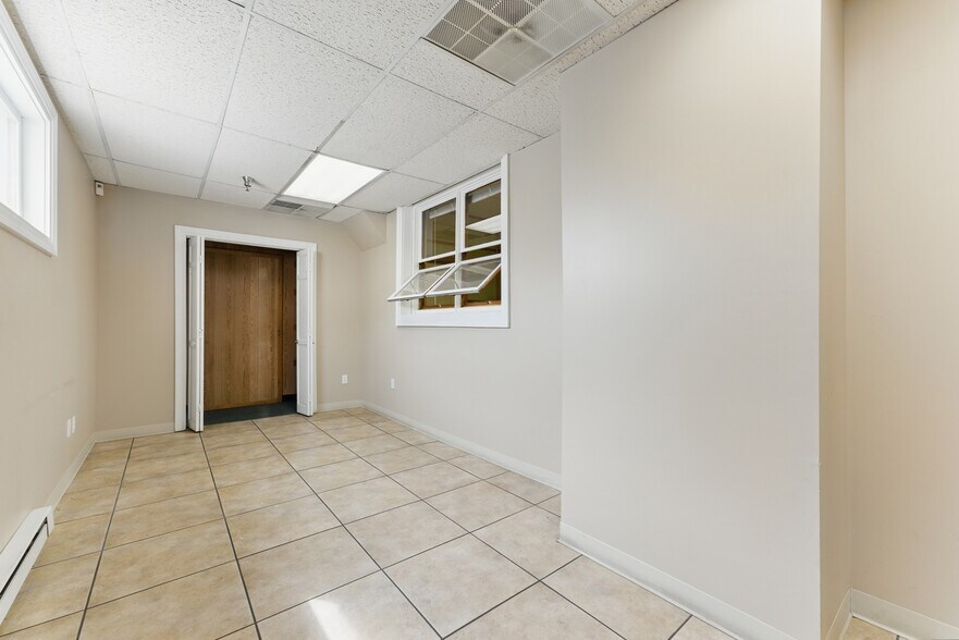 More Photos Of 16 Commercial Ave, Albany Warehouse For Lease