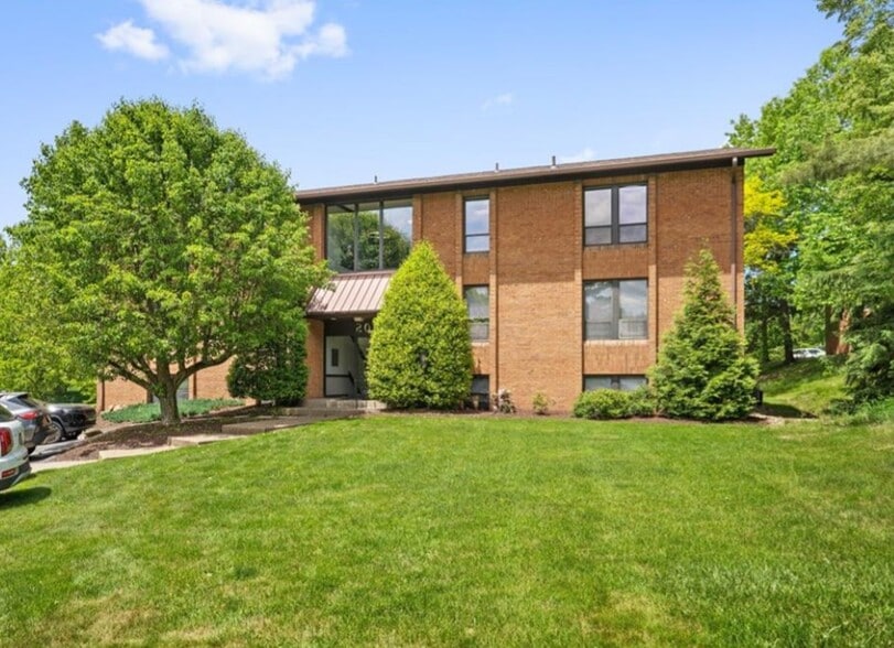 Primary Photo Of 200 Commerce Dr, Coraopolis Office For Sale