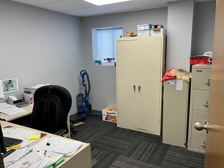 More Photos Of 50 E Dudley Town Rd, Bloomfield Contractor Storage Yard For Lease