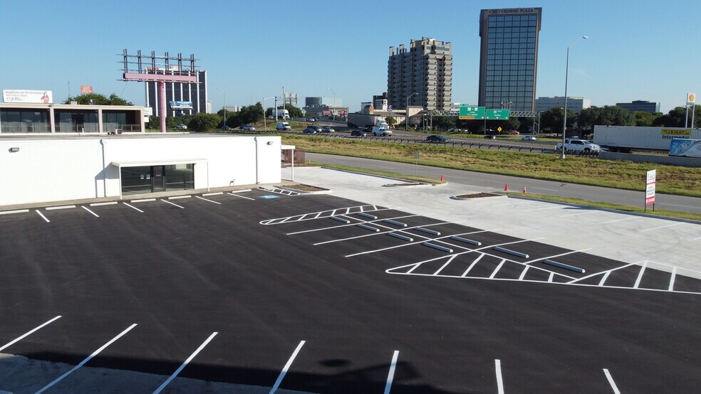 More Photos Of 7009 John Carpenter Fwy, Dallas Warehouse For Lease