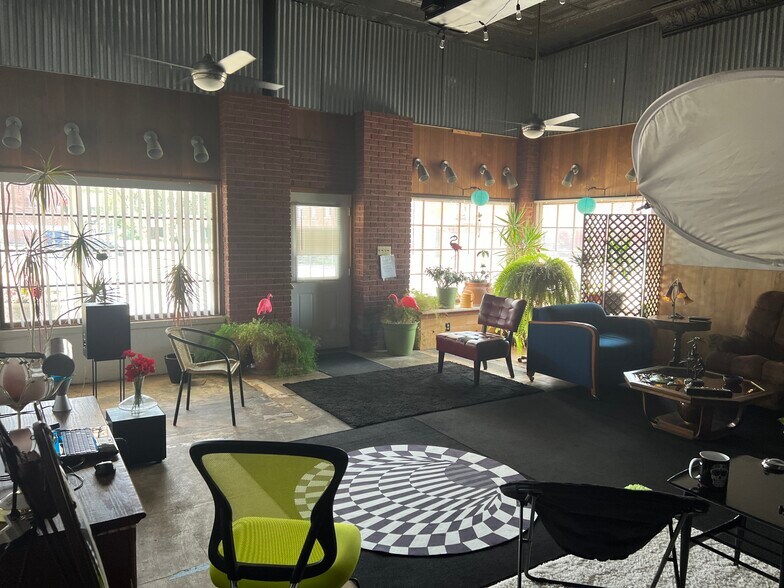 More Photos Of 300 E Broadway Blvd, Johnston City Specialty For Sale