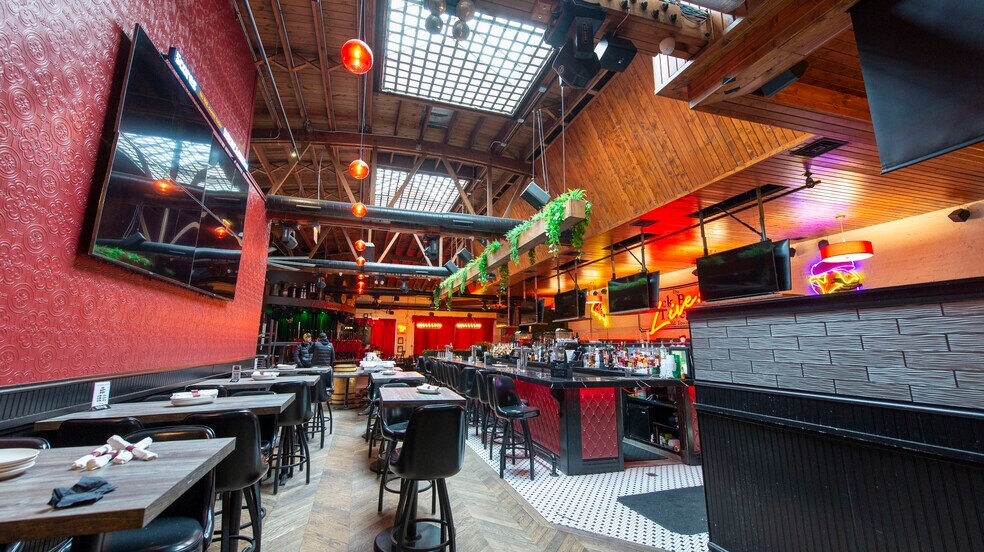More Photos Of 455 W North Ave, Chicago Restaurant For Lease