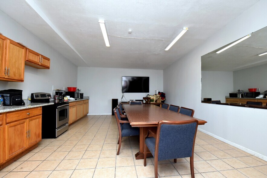 More Photos Of 1915 Sherwood Forest St, Houston Warehouse For Sale