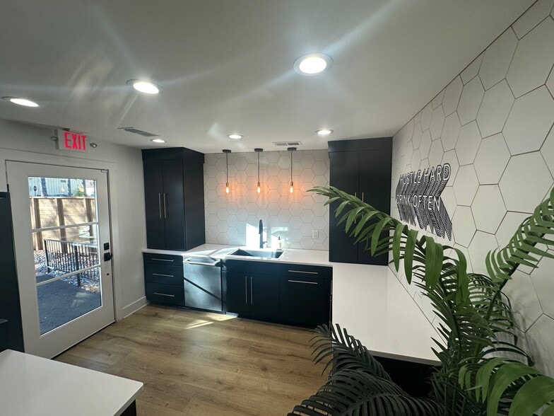 More Photos Of 1053 Oakhaven Rd, Memphis Office Residential For Sale