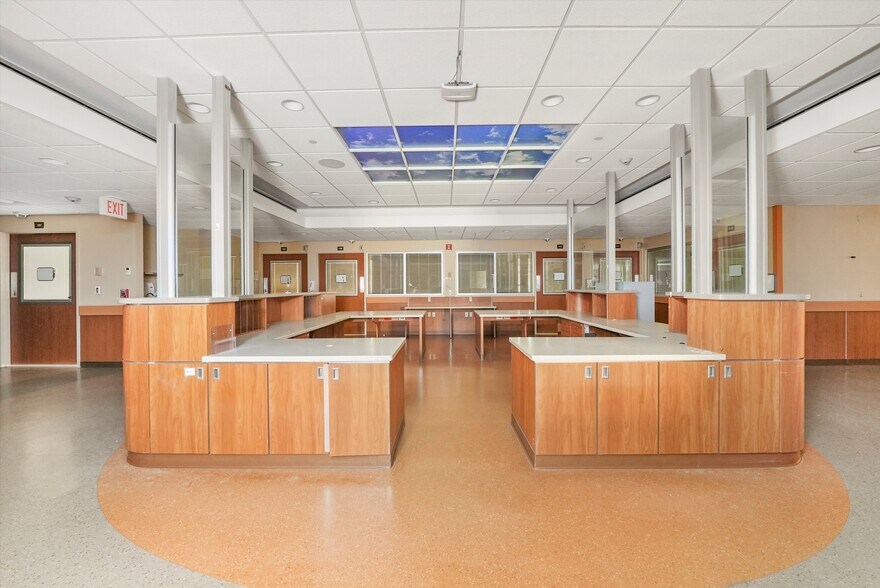 More Photos Of 2400 N Rockton Ave, Rockford Hospital For Lease