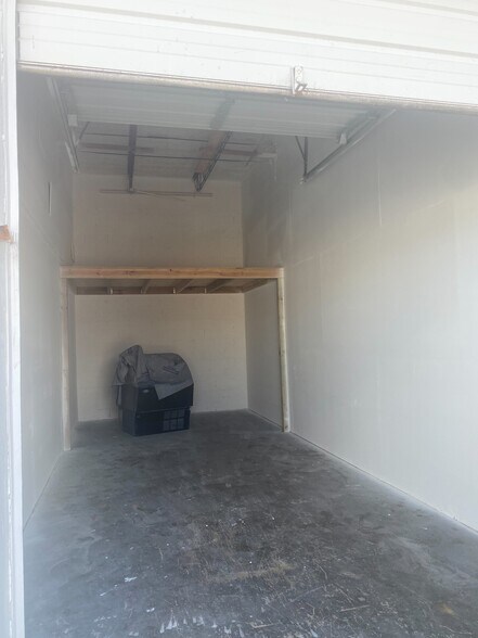 More Photos Of 4500-4560 N Dixie Hwy, Oakland Park Light Manufacturing For Lease