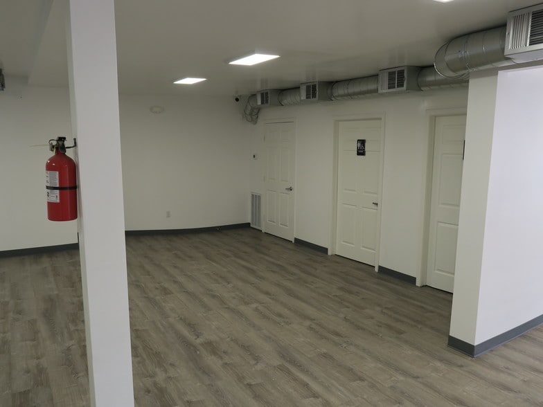 More Photos Of 5818 Southwest Fwy, Houston Showroom For Lease