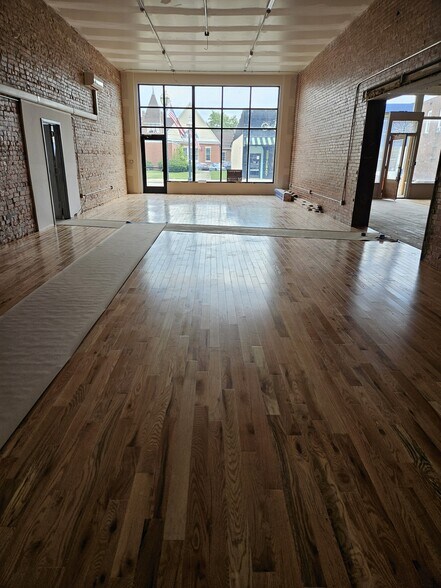 More Photos Of 3-9 S Main St, Jeffersonville Storefront Retail Office For Lease