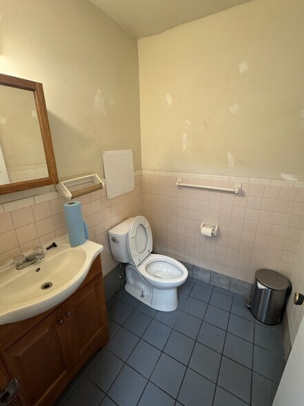 More Photos Of 722-726 Roanoke St, Salem Research And Development For Sale