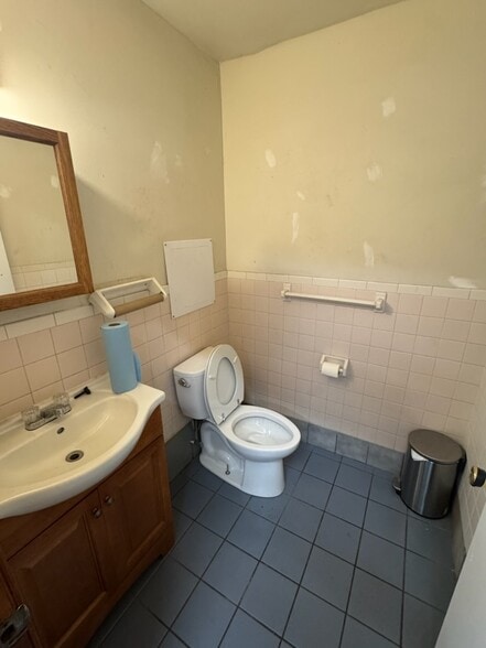 More Photos Of 722-726 Roanoke St, Salem Research And Development For Sale