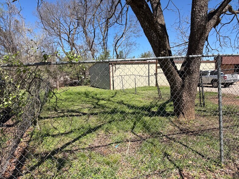 More Photos Of 601 W Lacy St, Palestine General Retail For Sale