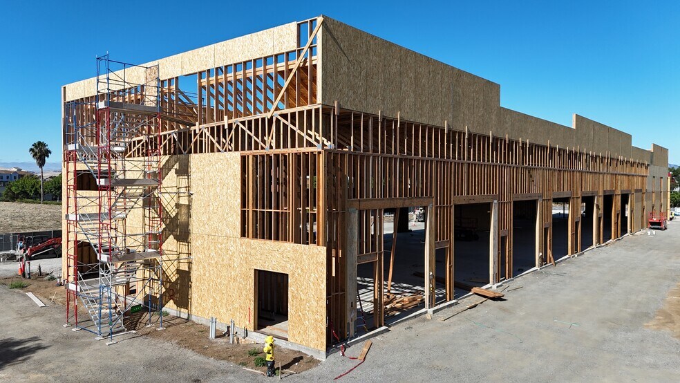 More Photos Of 535 & 575 Harvest Park Dr, Brentwood Light Distribution For Lease