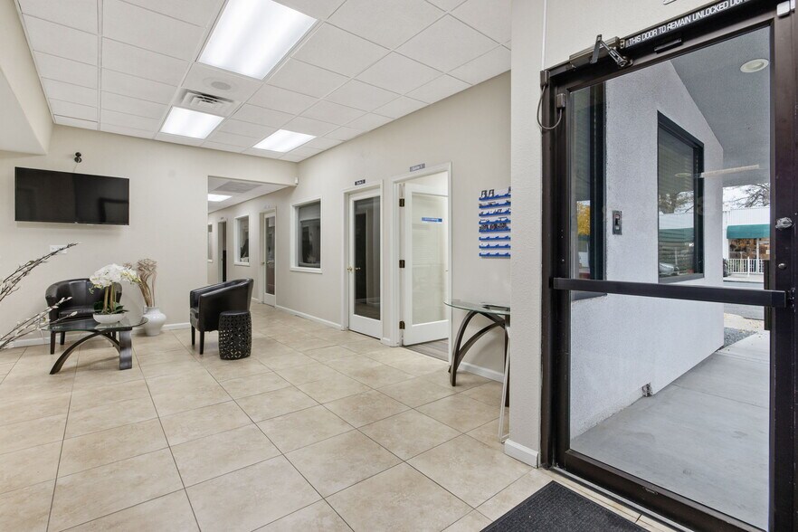 More Photos Of 610 W Main St, Visalia Office For Lease